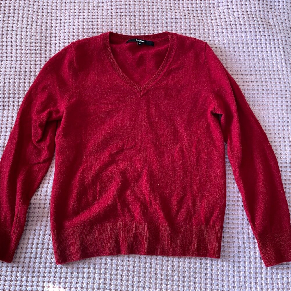 Quince V neck cashmere sweater apple red size S, fits like XS